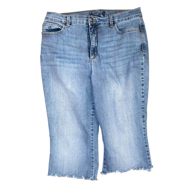 Gloria Vanderbilt Capri Jeans Light Blue Wash W/ Frayed Hem Knee Length Size 14 - Picture 1 of 5